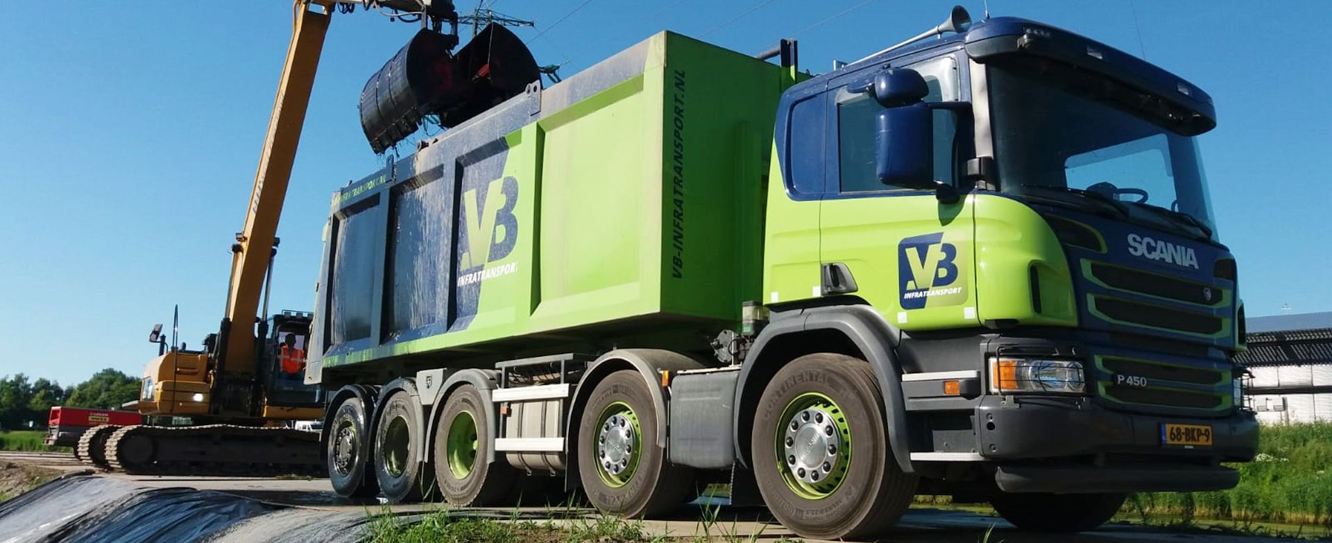 Transport van bagger en slib, grondstoffen en machines